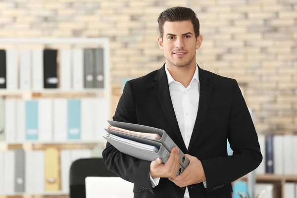 Joven con documentos en la oficina — Foto de Stock