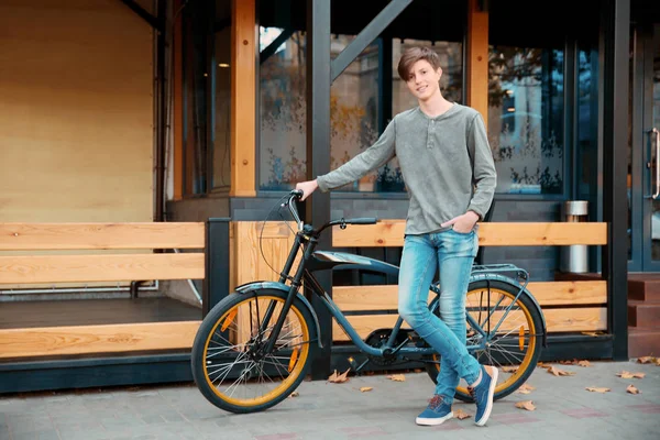 屋外の自転車と流行に敏感な男性のティーンエイ ジャー — ストック写真