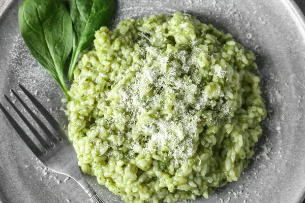 Plaat met smakelijke spinazie risotto, close-up — Stockfoto