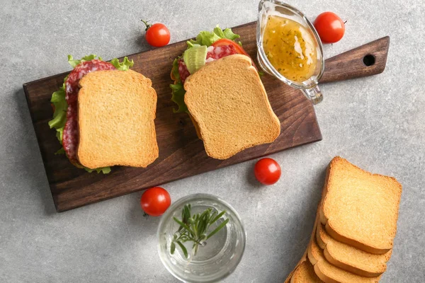 トップ ビューのテーブルに美味しいサンドイッチで木の板 — ストック写真