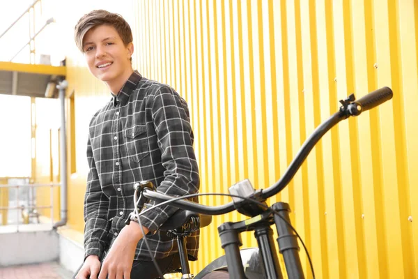 Hipster Adolescente Con Bicicleta Cerca Pared Color Aire Libre — Foto de Stock