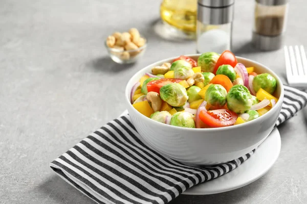 Bol Avec Salade Choux Bruxelles Délicieux Sur Table — Photo