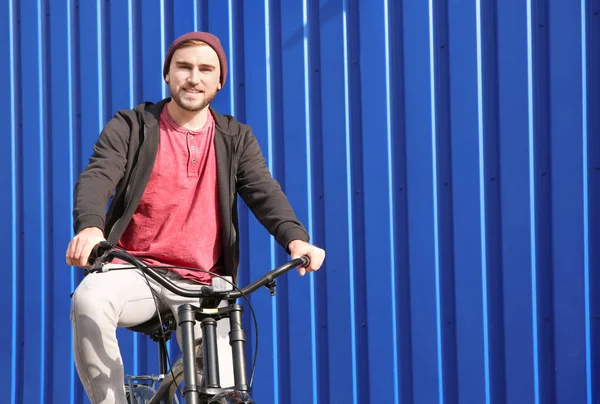 Guapo Joven Hipster Hombre Con Bicicleta Cerca Pared Aire Libre —  Fotos de Stock