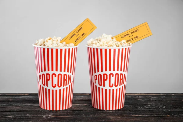 Bicchieri Carta Con Gustosi Popcorn Biglietti Sul Tavolo Legno — Foto Stock