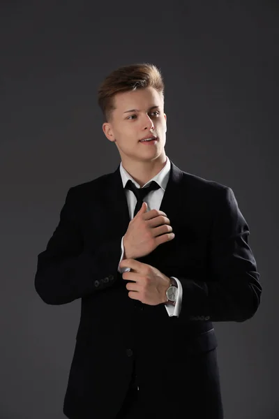 Handsome man in formal suit on grey background — Stock Photo, Image
