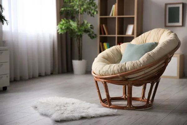 Intérieur de la chambre avec fauteuil confortable — Photo