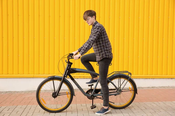 Hipster Adolescente Con Bicicleta Cerca Pared Color Aire Libre — Foto de Stock