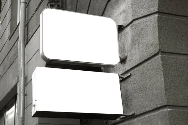 Tableros publicitarios en blanco en la pared del edificio al aire libre — Foto de Stock