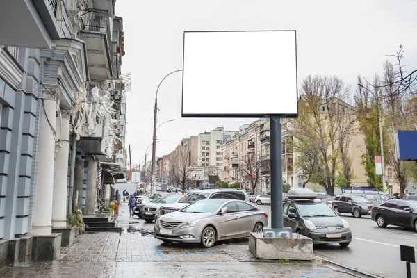 Bordo pubblicitario vuoto sulla strada della città — Foto Stock