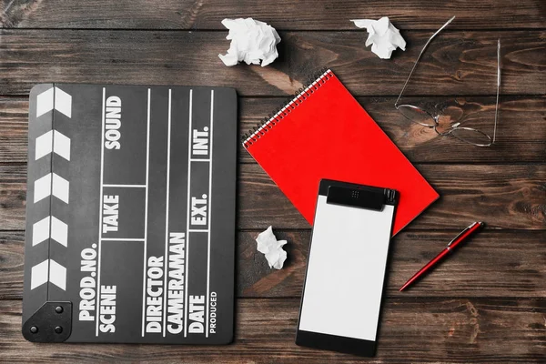 Film clapper, Pano ve ahşap arka plan, üstten görünüm üstünde defter ile kompozisyon — Stok fotoğraf