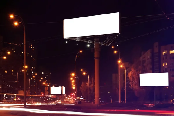 Tablero publicitario en blanco en la calle de la ciudad por la noche —  Fotos de Stock