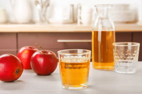 台所のテーブルに美味しいリンゴ ジュースのガラス — ストック写真