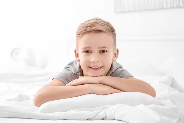Ładny chłopak, leżącego na białą poduszkę w domu — Zdjęcie stockowe