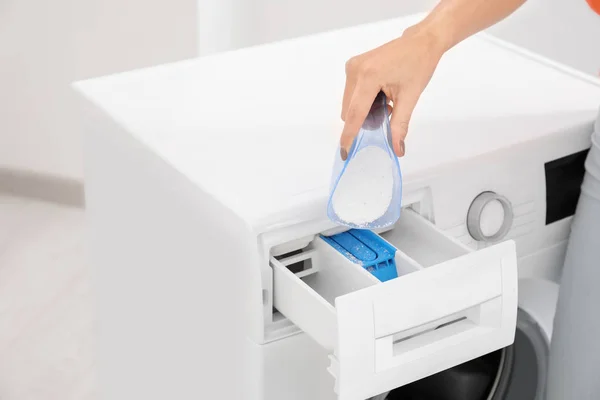 Vrouw vullen wasmachine dispenser met poeder wasmiddel, binnenshuis — Stockfoto