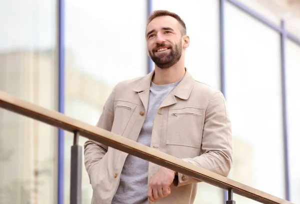 Retrato de joven guapo sonriente al aire libre — Foto de Stock