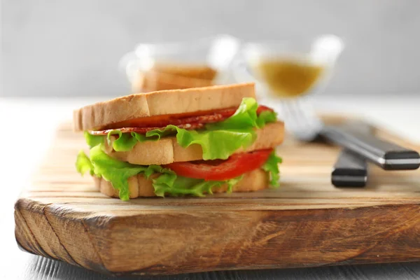 木製基板 クローズ アップのおいしいサンドイッチ — ストック写真