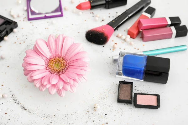 Makeup Produkter Och Blomma Vit Bakgrund Professionell Visage Konstnären Set — Stockfoto