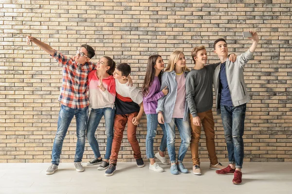 Grupo Adolescentes Guays Tomando Selfie Interiores —  Fotos de Stock