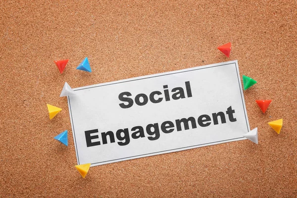 Φύλλο Χαρτιού Κείμενο Social Engagement Φόντο Φελλού — Φωτογραφία Αρχείου