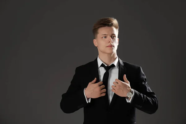 Handsome man in formal suit on grey background — Stock Photo, Image