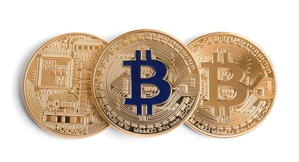 Bitcoins dourados no fundo branco — Fotografia de Stock
