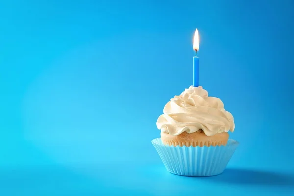 Gustoso Cupcake Con Candela Sfondo Colore — Foto Stock