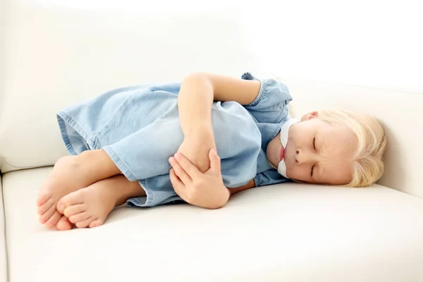 Hjälplös liten flicka liggande med gag i munnen. Barn missbruk koncept — Stockfoto