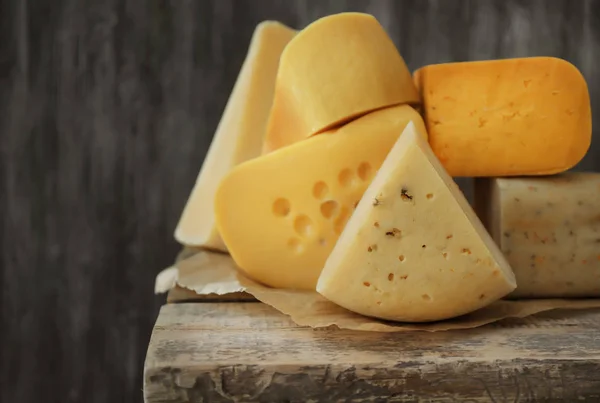 Mängd ost på bord — Stockfoto
