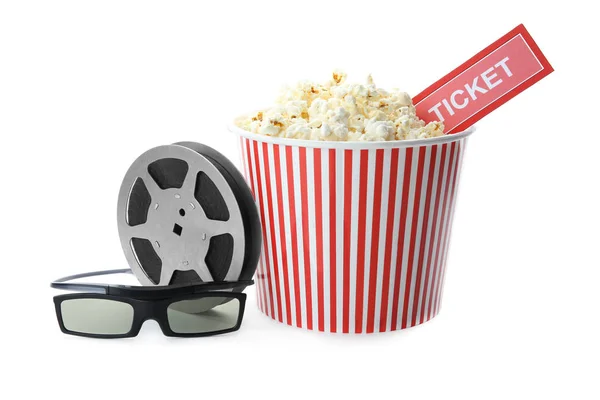 Leckeres Popcorn Eintrittskarte Gläser Und Filmrolle Auf Weißem Hintergrund — Stockfoto