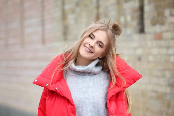 Hipster atrakcyjny dziewczynka w czerwonej kurtce na zewnątrz — Zdjęcie stockowe