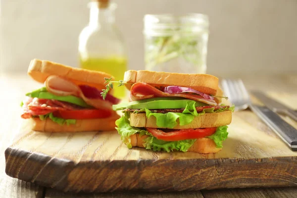 木製基板、クローズ アップのおいしいサンドイッチ — ストック写真