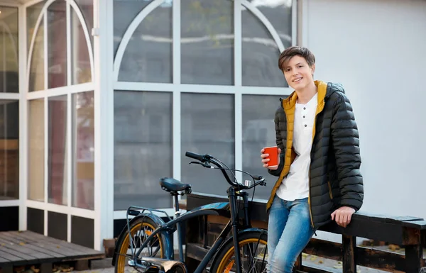 Hipster Adolescente Con Taza Café Bicicleta Aire Libre — Foto de Stock