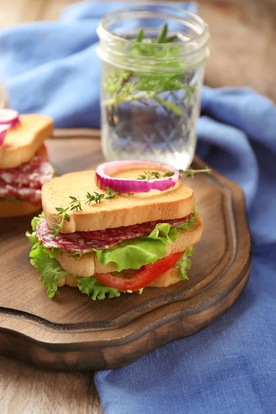 木の板においしいサンドイッチ — ストック写真