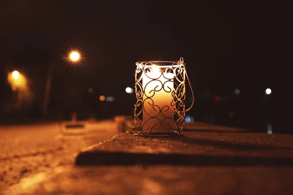 Soporte con vela encendida en la noche, al aire libre —  Fotos de Stock