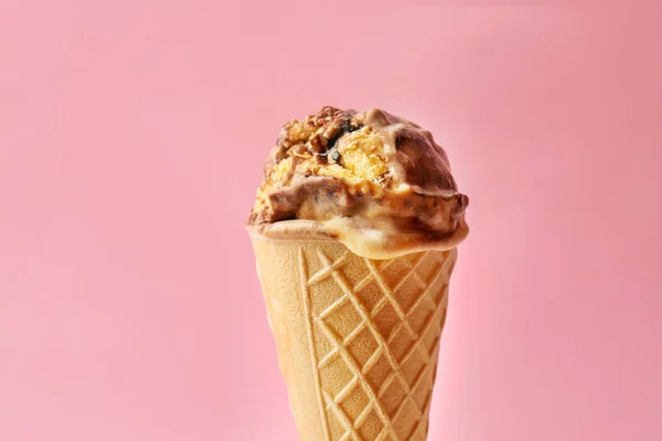 Cono de gofre con helado de caramelo sobre fondo de color —  Fotos de Stock