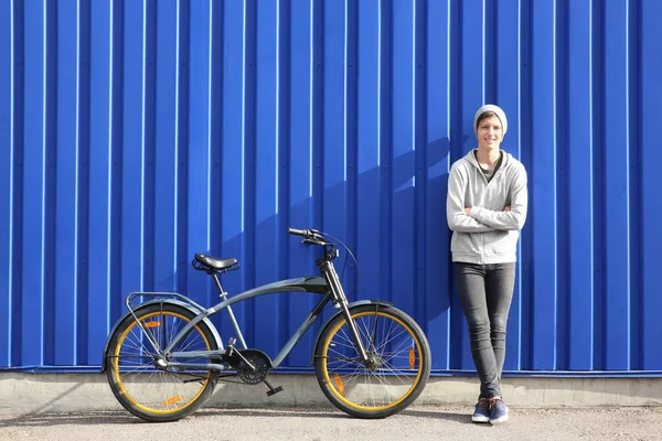 Hipster Adolescente Con Bicicleta Cerca Pared Color Aire Libre — Foto de Stock