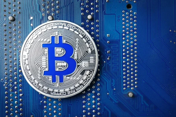 Pcb 회로에 실버 bitcoin — 스톡 사진