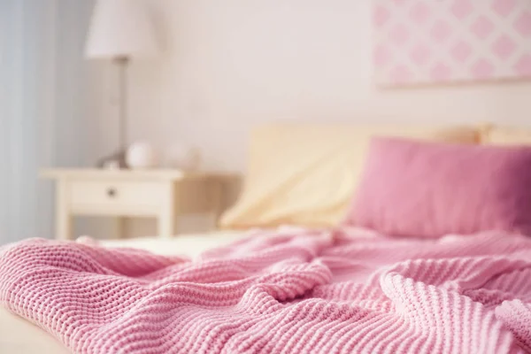屋内では クローズ アップのベッドの上に柔らかい毛布 — ストック写真
