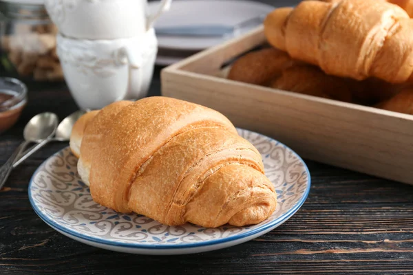 Deska Čerstvý Lahodný Croissant Dřevěný Stůl — Stock fotografie