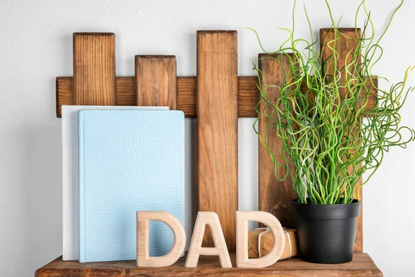 Word 'Papa', gemaakt van houten letters op de plank. Father's Day viering — Stockfoto