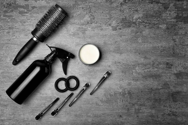 Set parrucchiere professionale su tavola grigia — Foto Stock