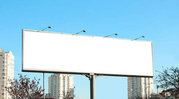 Tablero publicitario en blanco en la calle de ciudad — Foto de Stock