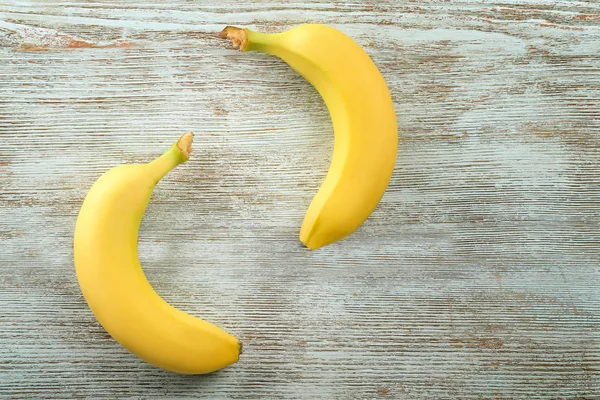 Duas bananas maduras em fundo de madeira — Fotografia de Stock