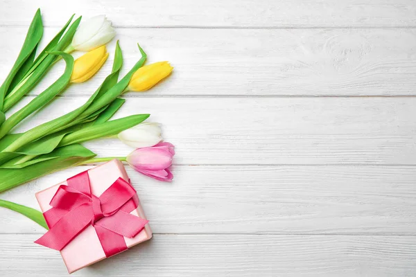Tulpen Doos Van Gift Houten Achtergrond Bovenaanzicht — Stockfoto