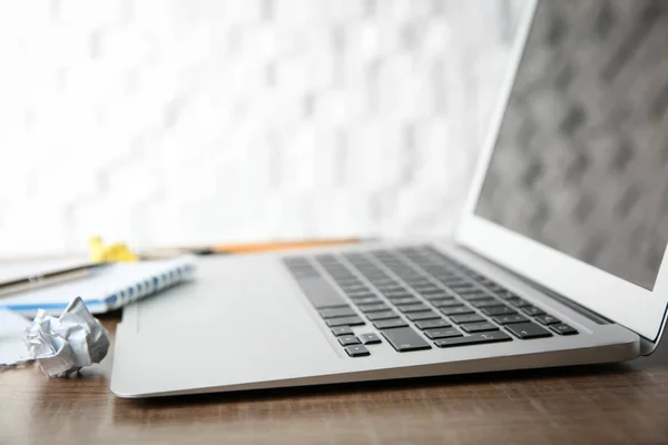 Laptop Auf Tisch Drinnen Nahaufnahme Hausaufgaben Machen — Stockfoto