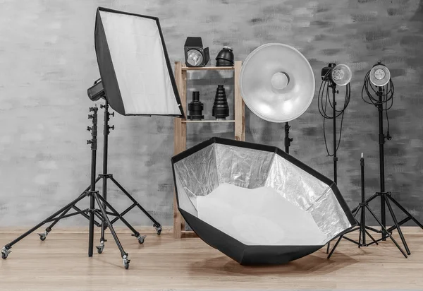 Interno di un moderno studio fotografico con attrezzature professionali — Foto Stock