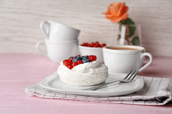 Teller mit leckerem Pavlova-Kuchen auf dem Tisch — Stockfoto