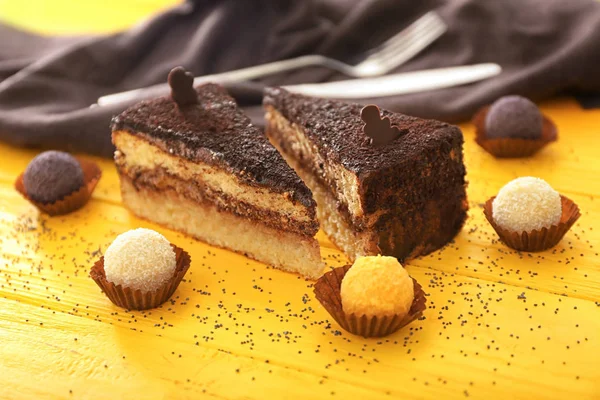 Кусочки Вкусного Торта Конфеты Деревянном Фоне — стоковое фото