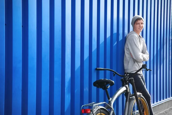 屋外の色の壁の近くの自転車と流行に敏感なティーンエイ ジャー — ストック写真