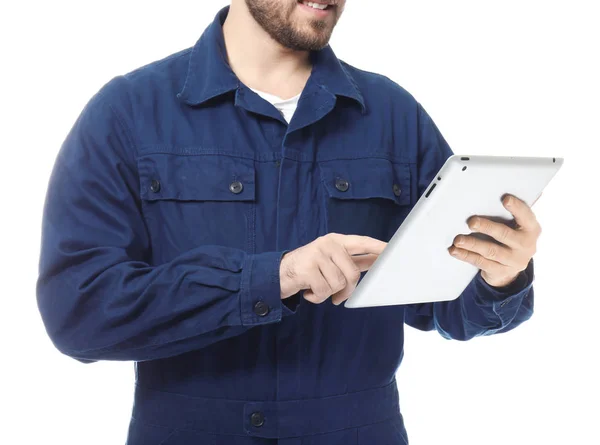 Automechaniker mit Tablet-Computer auf weißem Hintergrund, Nahaufnahme — Stockfoto